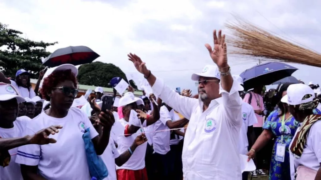Gabon : « Le Rassemblement » de Guy Bertrand Mapangou porté sur les fonts baptismaux 1 Gabon : « Le Rassemblement » de Guy Bertrand Mapangou porté sur les fonts baptismaux