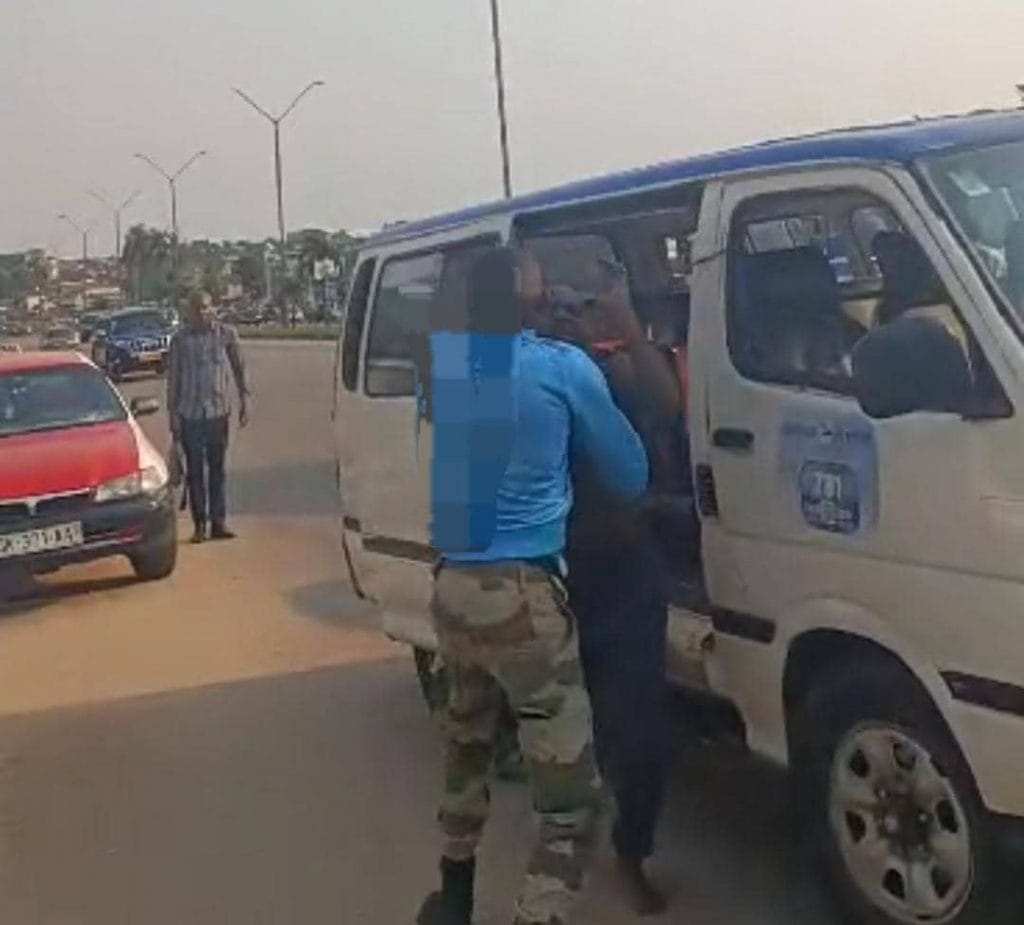 Gabon : Un chauffeur de taxi agressé par un agent des forces de l’ordre 1 Gabon : Un chauffeur de taxi agressé par un agent des forces de l’ordre