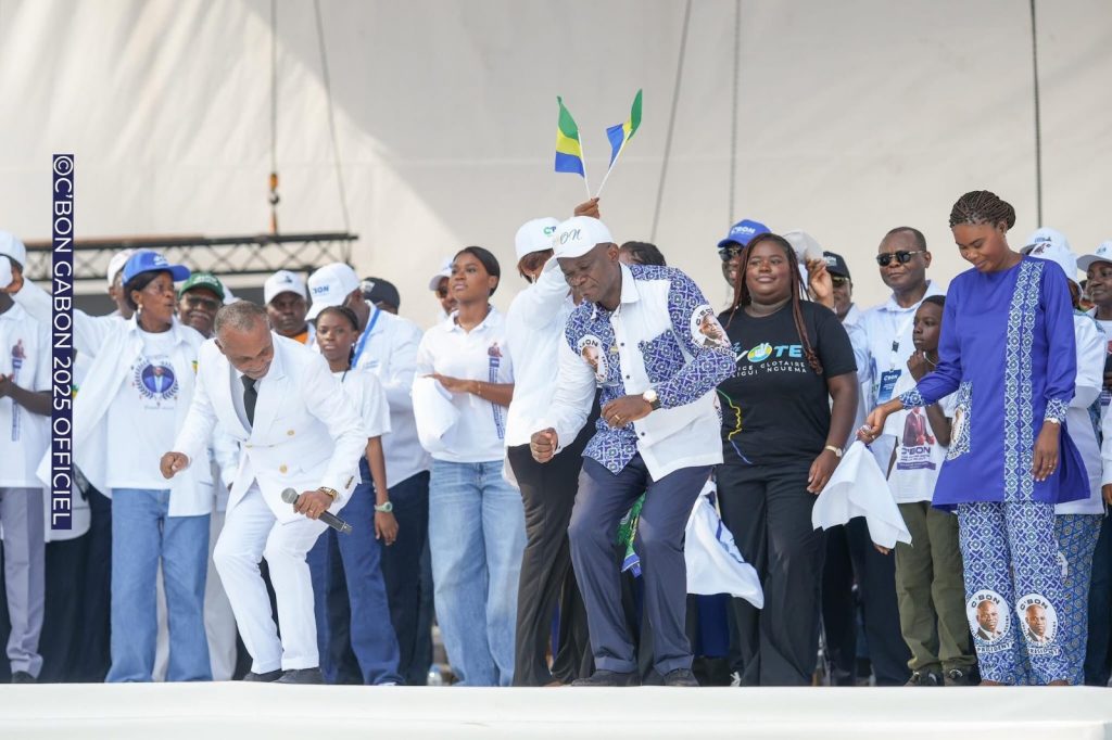 Gabon : La pluie s’est invitée à la fête pour attester la fidélité des Gabonais à Oligui Nguema 1 Gabon : La pluie s’est invitée à la fête pour attester la fidélité des Gabonais à Oligui Nguema