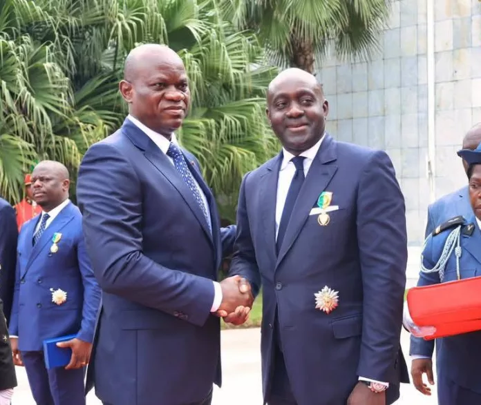 Brice Clotaire Oligui et le président de UBA Tony Elumelu.
