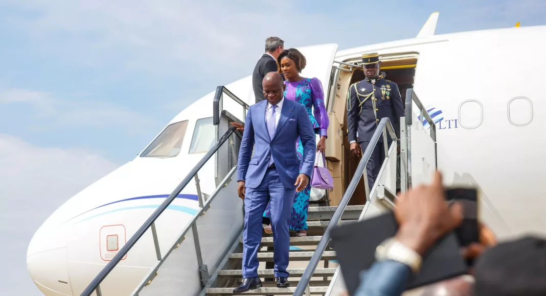 Brice Oligui Nguema accompagné de son épouse Zita Oligui Nguema à leur arrivée à Abuja.