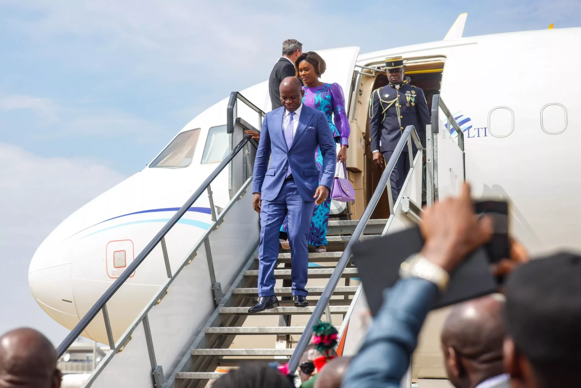 Brice Oligui Nguema accompagné de son épouse Zita Oligui Nguema à leur arrivée à Abuja.