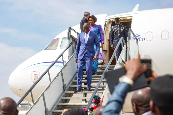 Brice Oligui Nguema accompagné de son épouse Zita Oligui Nguema à leur arrivée à Abuja.