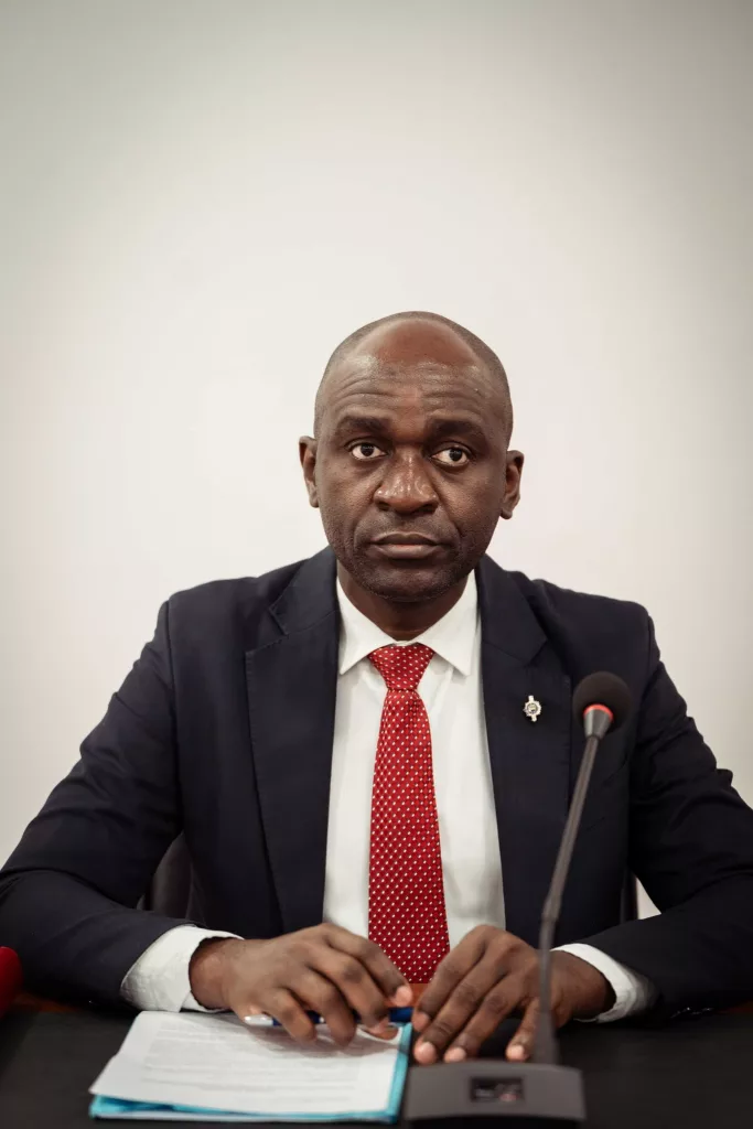 [Gabon – Audition au Sénat de la Transition] Le député Geoffrey Foumboula Libeka plaide avec force pour les droits des personnes handicapées.