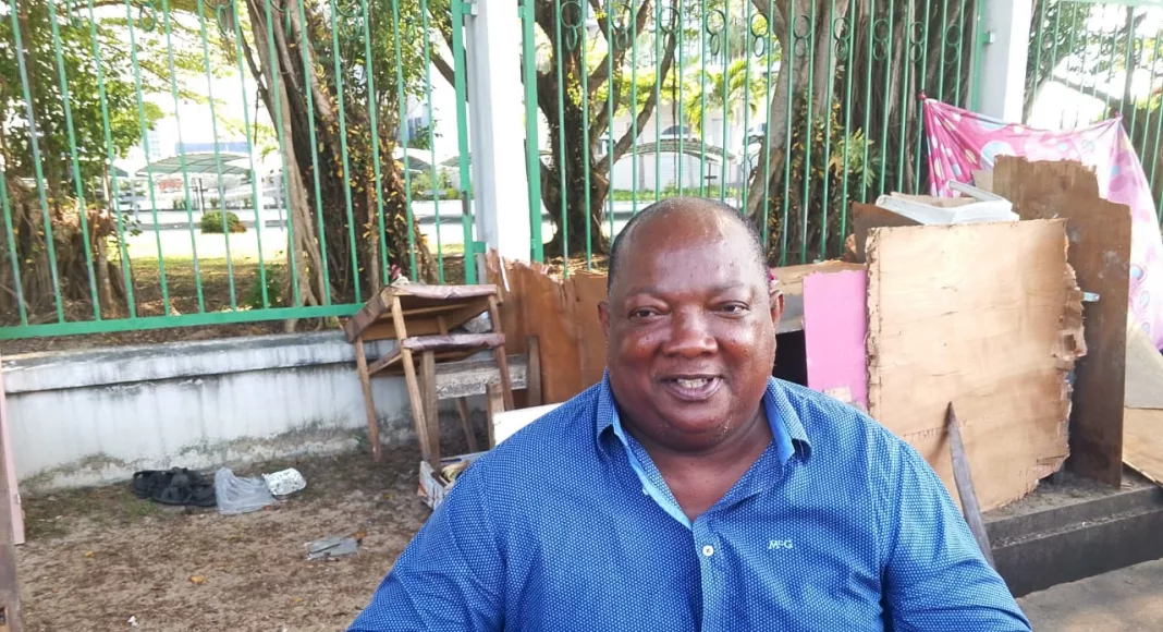 Georges Mpaga sur les lieux des déguerpissements.