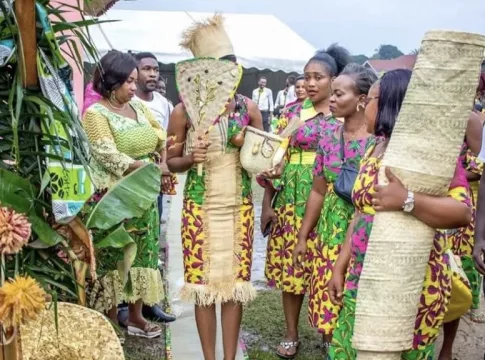 Une vue d'un mariage coutumier au Gabon.