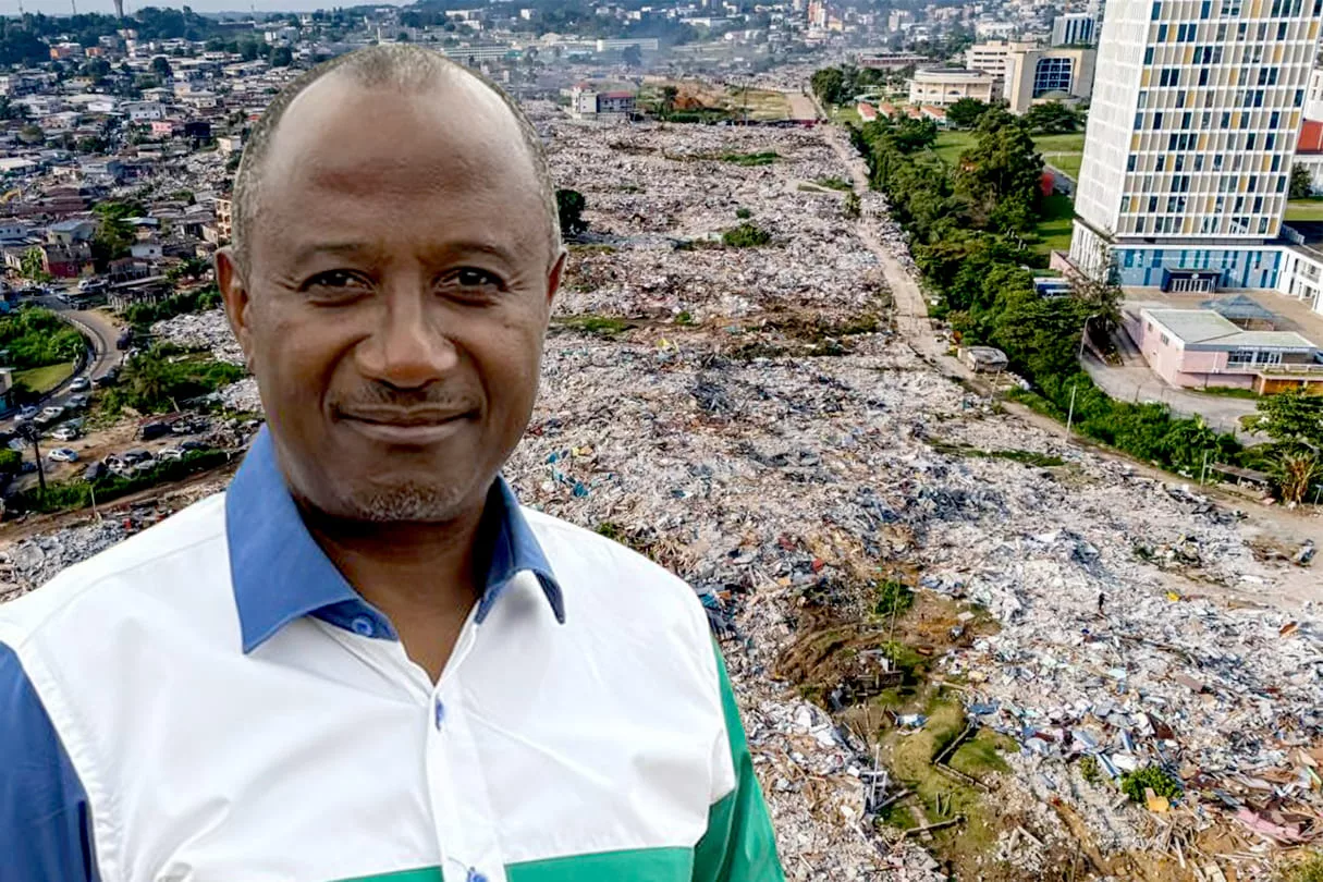 Basile Hans Nganinga Mali devant un site de déguerpissement au Gabon