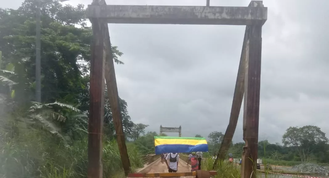 L’unique pont d’Ebel bloqué par les habitants.