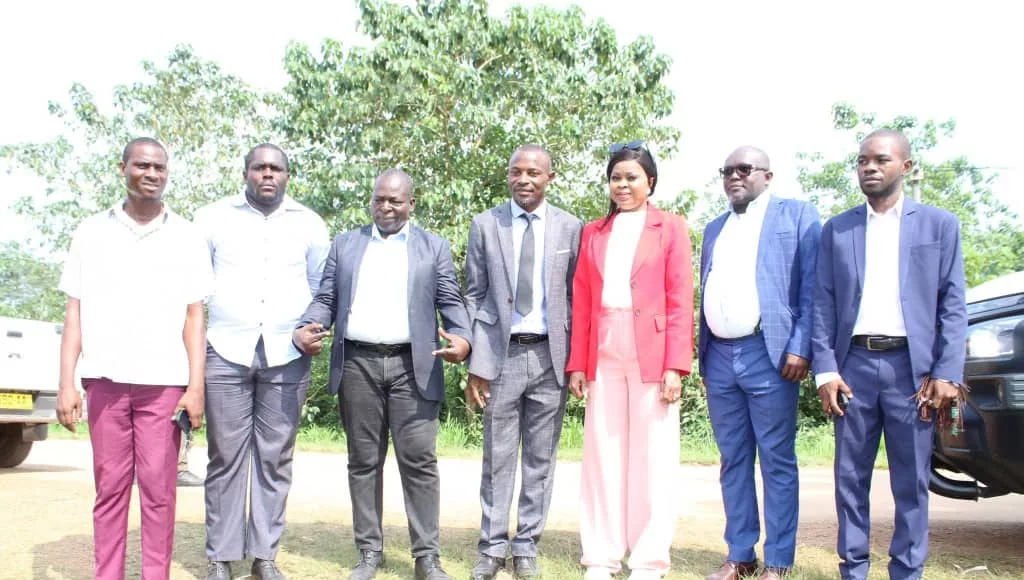 Gning Chaning Zenaba en compagnie de quelques collaborateurs sur le cite du projet piscicole hors sol de Tchibanga