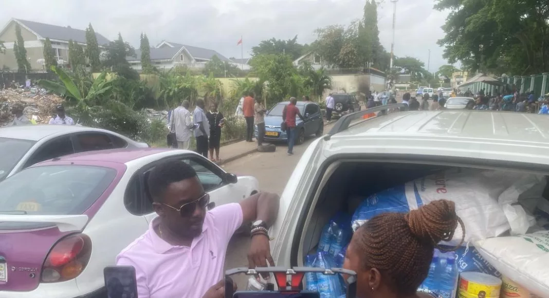 Kanda Mourambou Dona Alhain exprimant son sentiment auprès des journalistes.