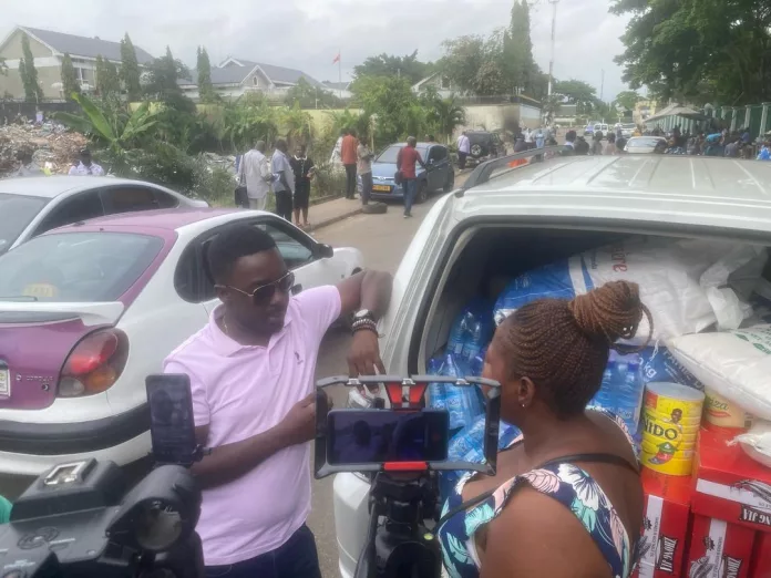 Kanda Mourambou Dona Alhain exprimant son sentiment auprès des journalistes.