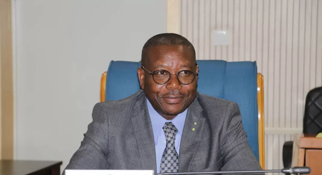 Le ministre des Travaux publics et de la Construction.