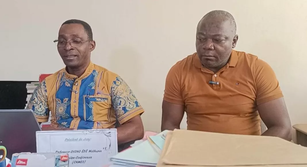 Les membres du SNEC6UOB lors de leur prise de parole.