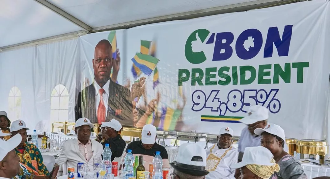 Les notables de Franceville assis autour de la table.