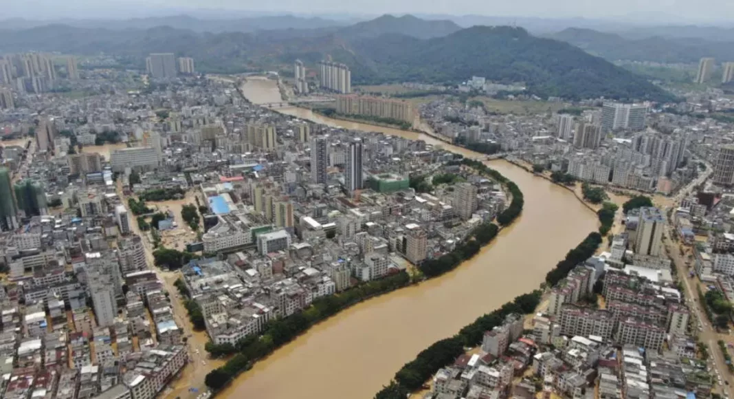 Une vue aérienne de la ville de Huaiji County dans la province du Guangdong, en proie à la montée des eaux après de fortes pluies.