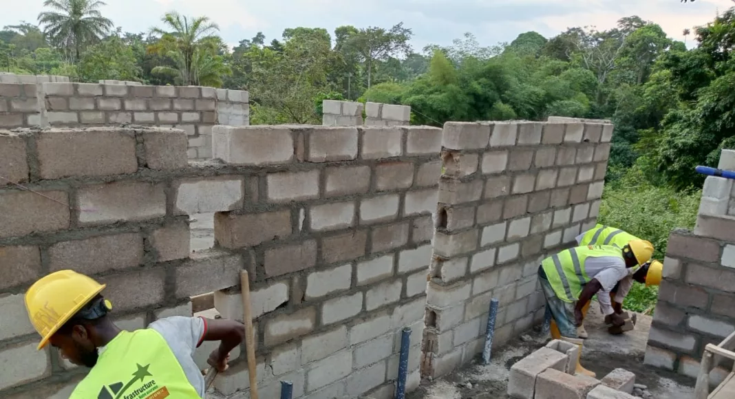 Construction du nouveau bâtiment de l'école communale de l'alliance chrétienne au quartier Moudiba à Moabi, œuvre du CTRI.