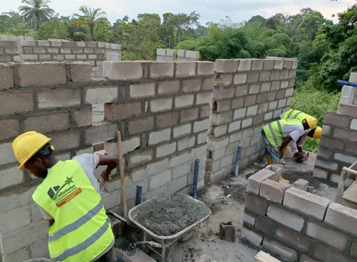 Construction du nouveau bâtiment de l'école communale de l'alliance chrétienne au quartier Moudiba à Moabi, œuvre du CTRI.