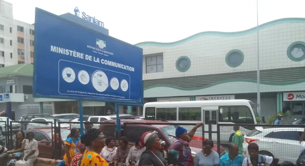 Les épargnants de la Poste Bank devant le ministère de la Communication ce 29 juillet 2025.