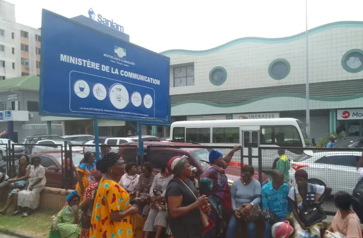 Les épargnants de la Poste Bank devant le ministère de la Communication ce 29 juillet 2025.