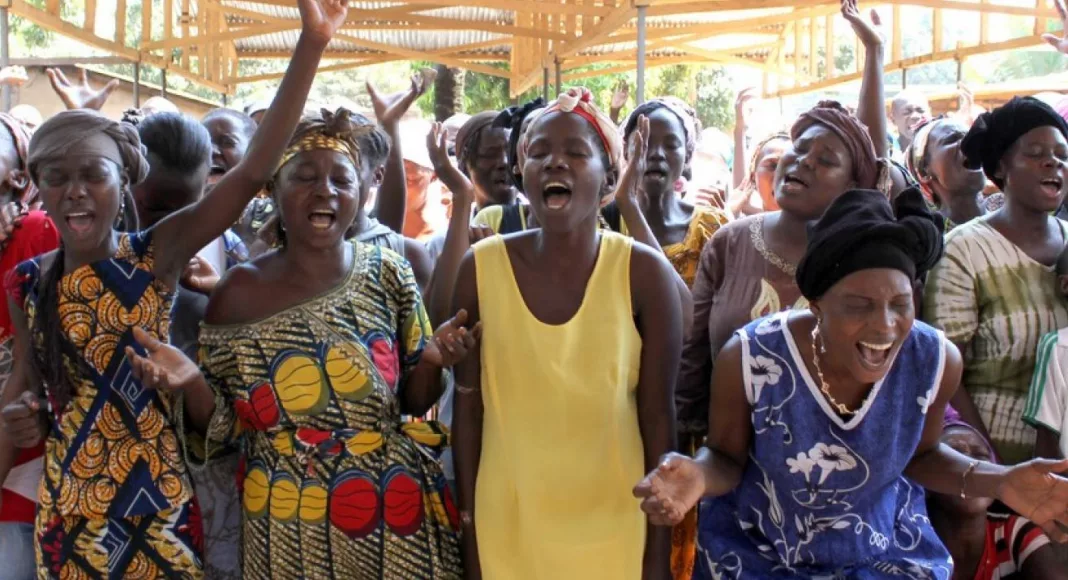 Séance de délivrance collective lors d'un rassemblement pentecôtiste.