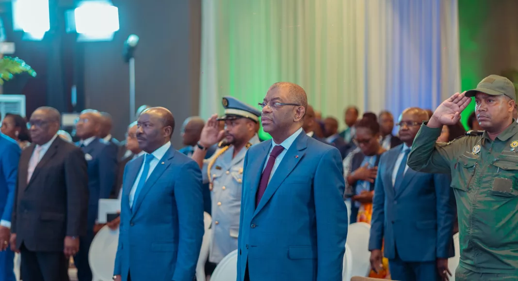 Une vue de l’assistance au moment de l’exécution solennelle de l’hymne national.