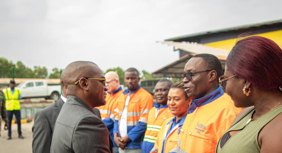 Ulrich Manfoumbi Manfoumbi saluant le personnel lors de son arrivée sur le site.