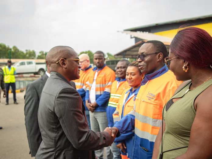 Ulrich Manfoumbi Manfoumbi saluant le personnel lors de son arrivée sur le site.
