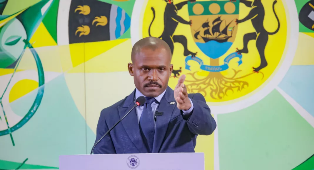 Théophane Nzame-Nze Biyoghe, porte-parole de la Présidence gabonaise lors de sa prise de parole.