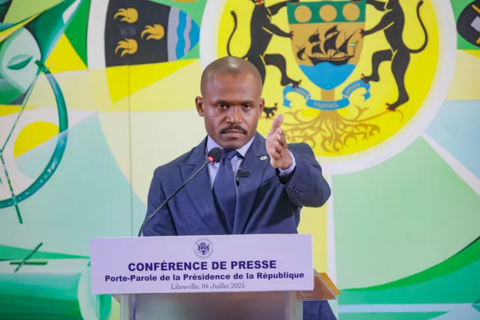 Théophane Nzame-Nze Biyoghe, porte-parole de la Présidence gabonaise lors de sa prise de parole.