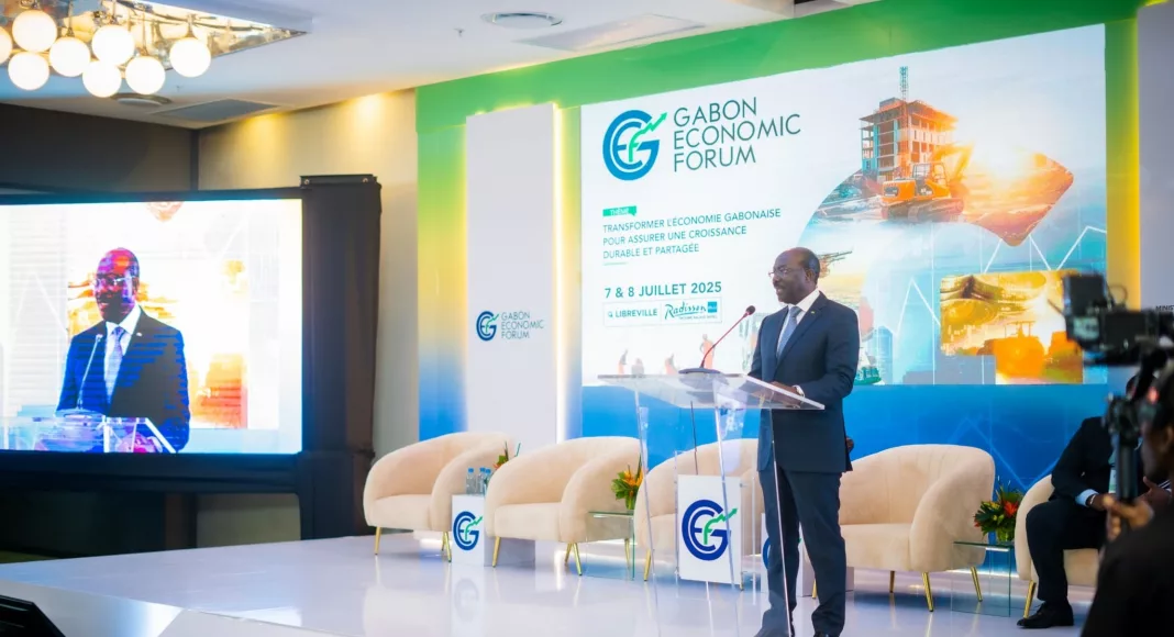 Hrenri Claude Oyima, ministre de l'économie, lors de sa prise de parole.