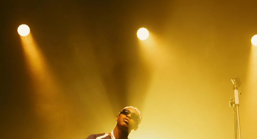 L'artiste L'Oiseau Rare sur scene au Casino de Paris.