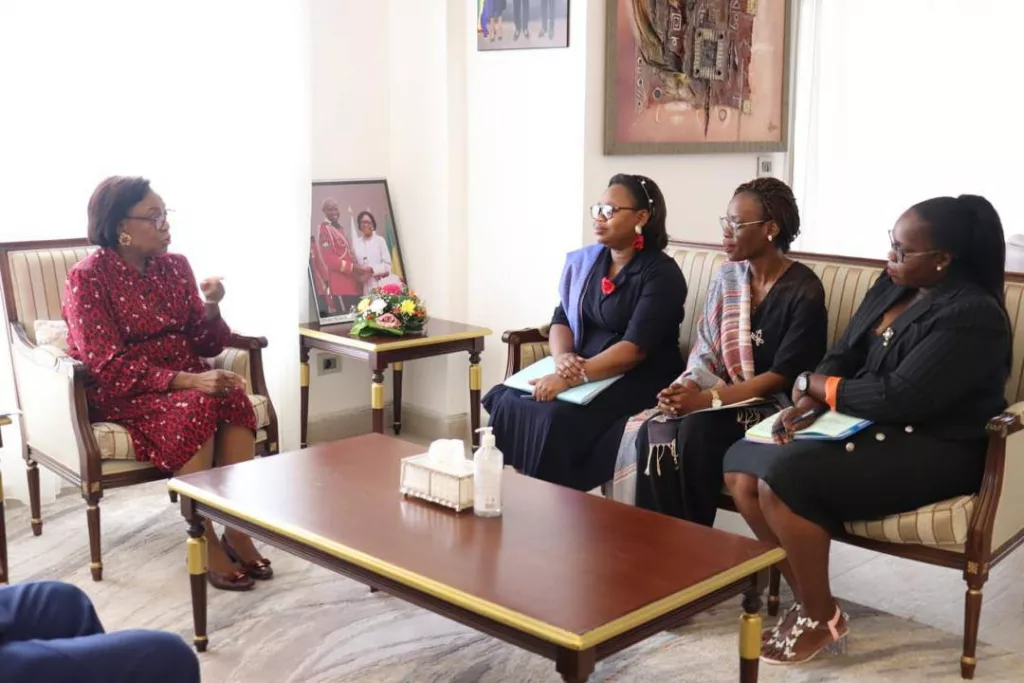 [Gabon – Activités au Sénat] Paulette Missambo réceptionne les rapports finaux des ONG sur l’élection présidentielle