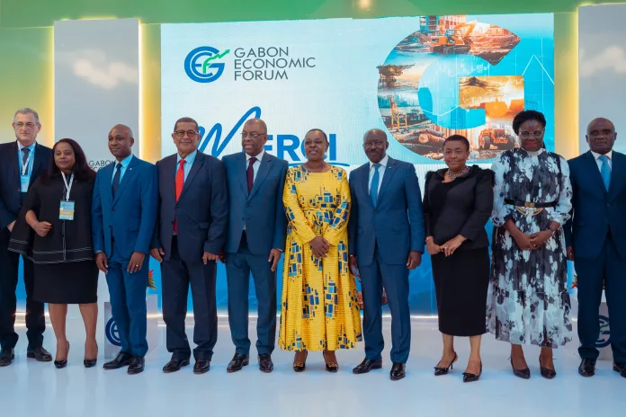 Une photo de famille a été prise à la clôture de l’évènement, réunissant le Vice-Président du gouvernement, le Ministre de l’Économie ainsi que des participants.