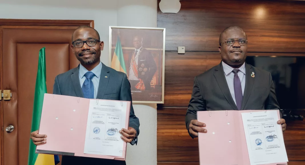 Mays Mouissi et Davy Onomori Mboumba à l'issue de la signature de l'accord.