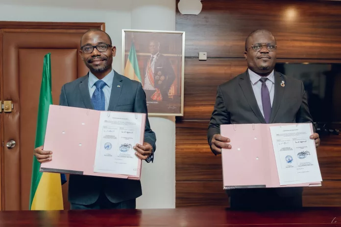 Mays Mouissi et Davy Onomori Mboumba à l'issue de la signature de l'accord.