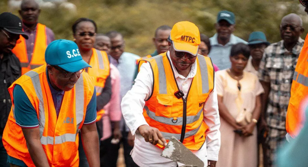 Le ministre des Travaux publics et de la construction a procédé à la pose de la première pierre.