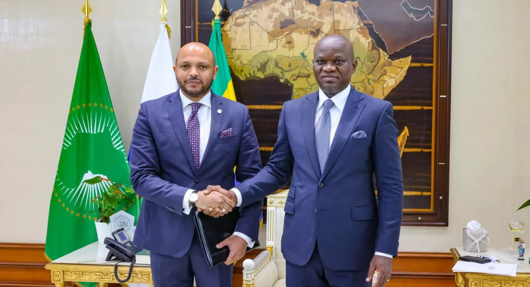 Le président Brice Clotaire Oligui Nguema lors de sa rencontre avec Moussa Saleh Batraki, secrétaire général de l’Organisation des États d’Afrique, des Caraïbes et du Pacifique.