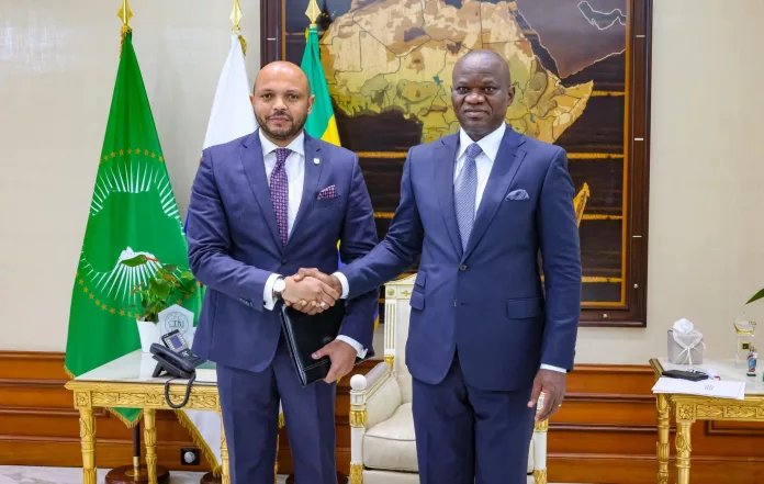 Le président Brice Clotaire Oligui Nguema lors de sa rencontre avec Moussa Saleh Batraki, secrétaire général de l’Organisation des États d’Afrique, des Caraïbes et du Pacifique.