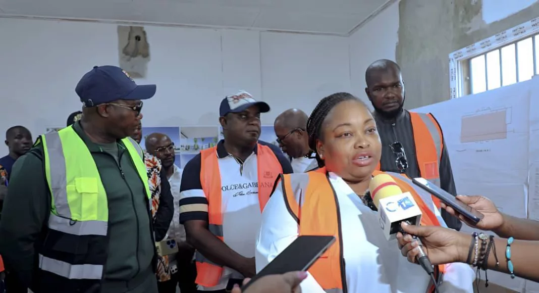 Camélia Ntoutoume Leclercq lors des sa visite de terrain sur le chantier du futur établissement d’excellence.