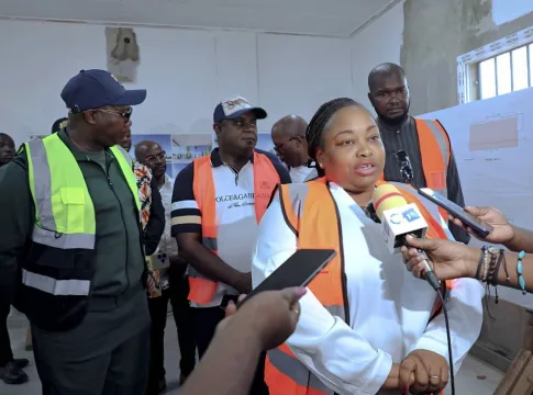 Camélia Ntoutoume Leclercq lors des sa visite de terrain sur le chantier du futur établissement d’excellence.
