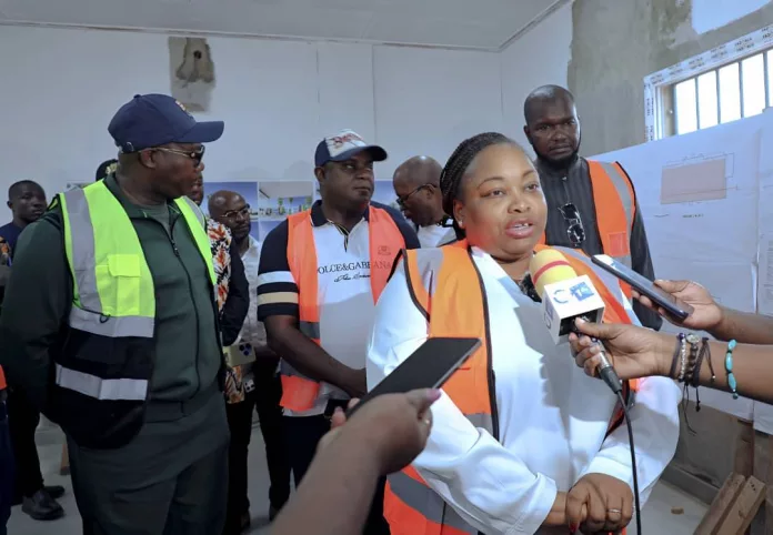Camélia Ntoutoume Leclercq lors des sa visite de terrain sur le chantier du futur établissement d’excellence.