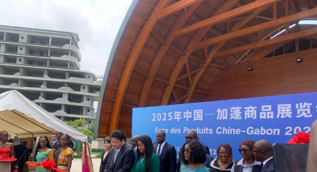 Coupure symbolique du ruban marquant l’ouverture officielle de la Foire commerciale Chine-Gabon 2025, signe fort d’un partenariat économique en pleine expansion.