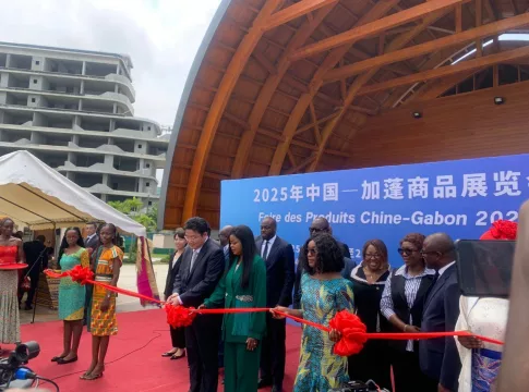 Coupure symbolique du ruban marquant l’ouverture officielle de la Foire commerciale Chine-Gabon 2025, signe fort d’un partenariat économique en pleine expansion.