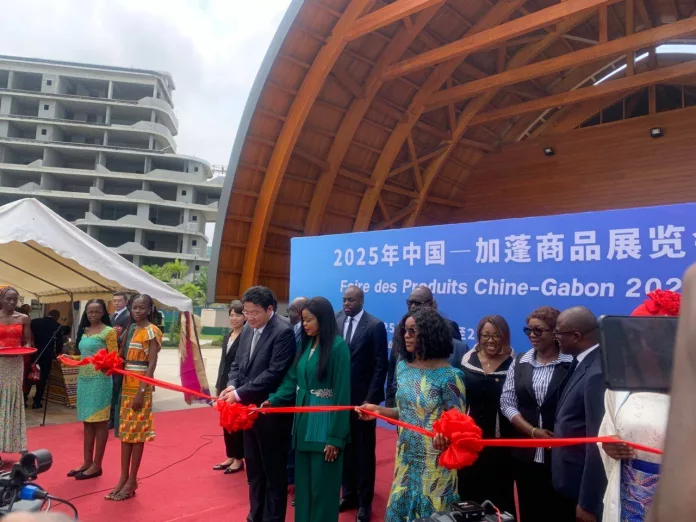 Coupure symbolique du ruban marquant l’ouverture officielle de la Foire commerciale Chine-Gabon 2025, signe fort d’un partenariat économique en pleine expansion.