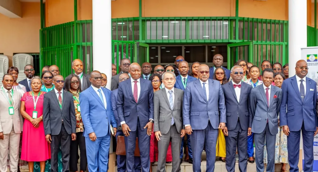 Photo de famille lors du lancement de l’atelier de formation des magistrats le 22 juillet 2025 à l’École Nationale de la Magistrature.