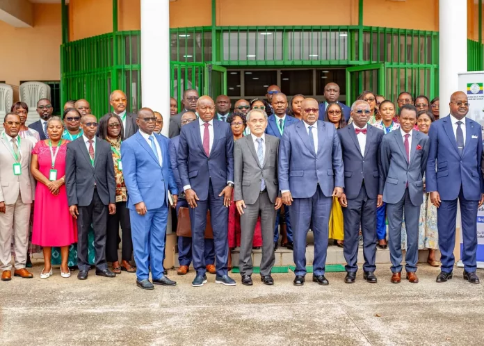 Photo de famille lors du lancement de l’atelier de formation des magistrats le 22 juillet 2025 à l’École Nationale de la Magistrature.