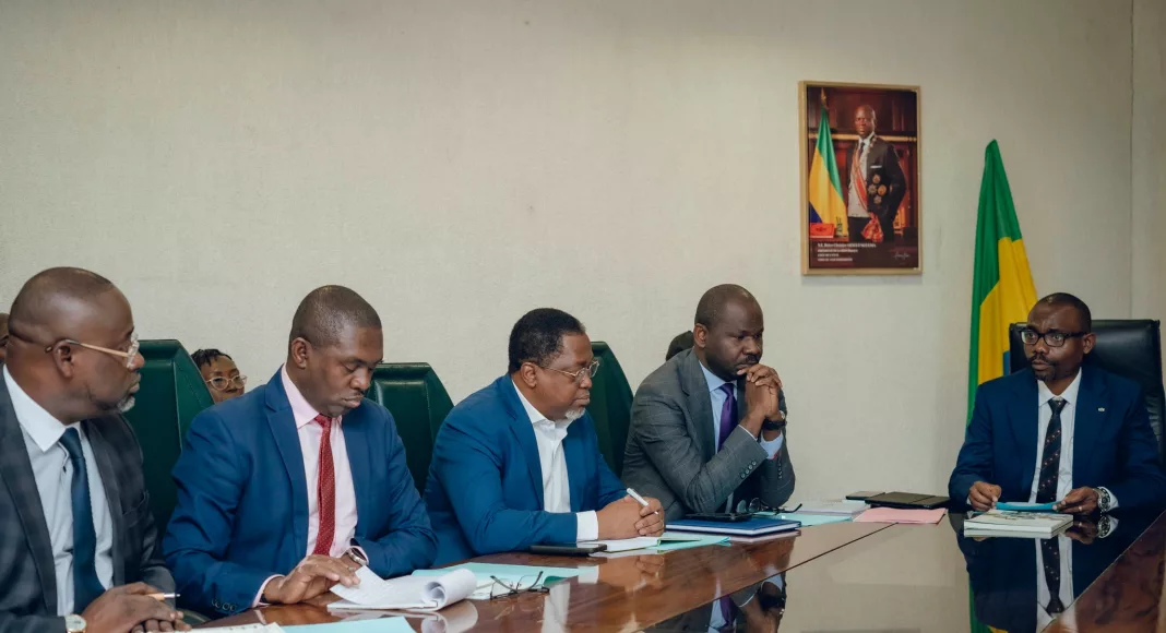 Le ministre Mays Mouissi et les membres de la Commission nationale d’affectation des terres lors de leur réunion.