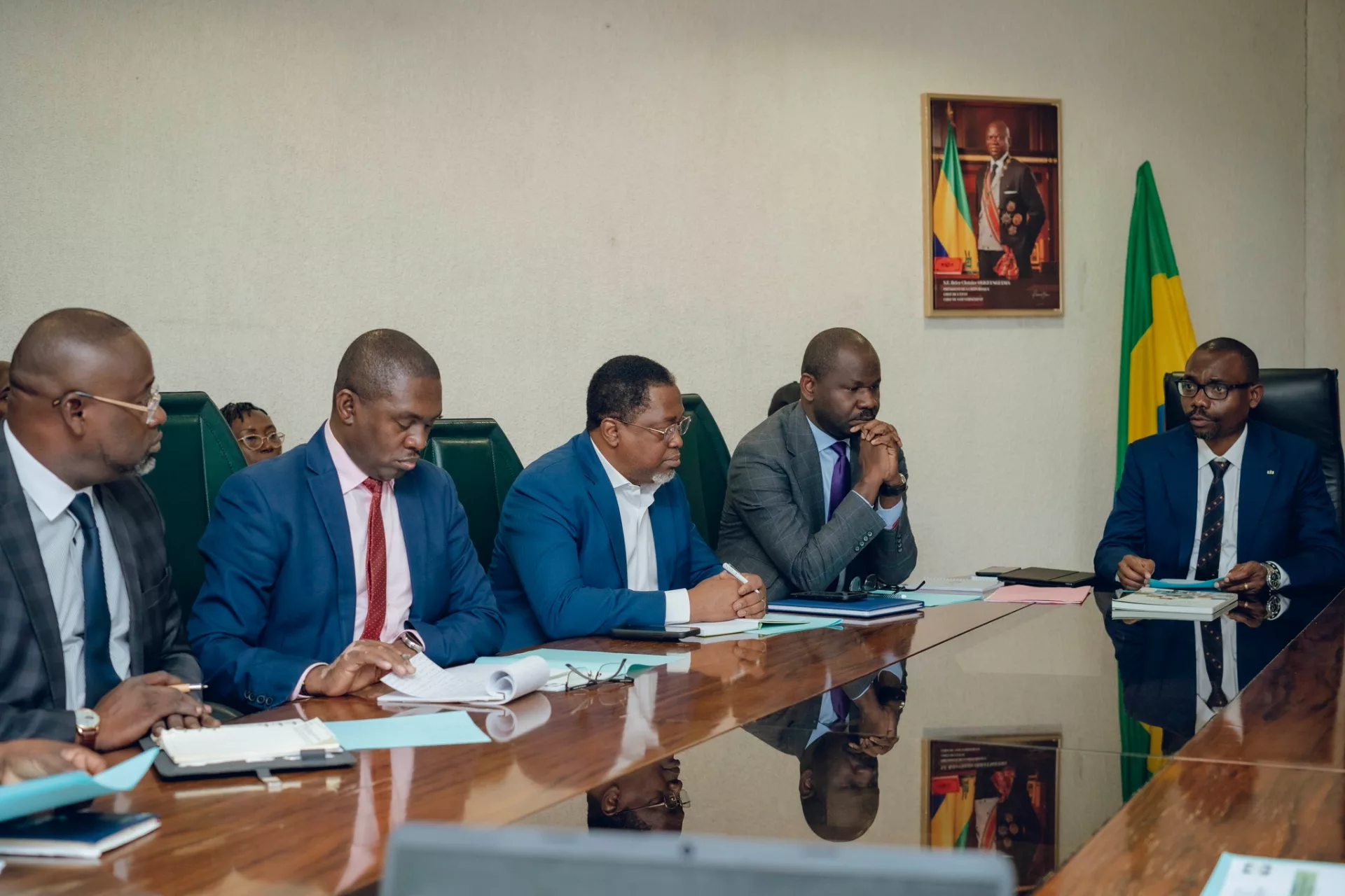 Le ministre Mays Mouissi et les membres de la Commission nationale d’affectation des terres lors de leur réunion.