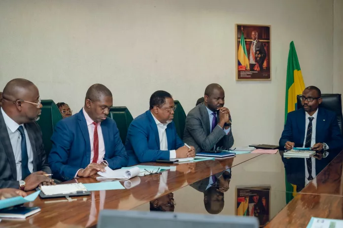 Le ministre Mays Mouissi et les membres de la Commission nationale d’affectation des terres lors de leur réunion.