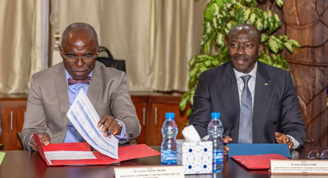 Le ministre d’État, ministre de l’Économie, des finances, de la dette et des participations, chargé de la lutte contre la vie chère, Henri-Claude Oyima et François Ndong Obiang, ministre de la Réforme et des relations avec les institutions.